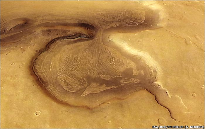 mladý marsovský ledovec v oblasti Deuteronilus Mensae poblíž rovníku na snímku družice ESA Mars Express